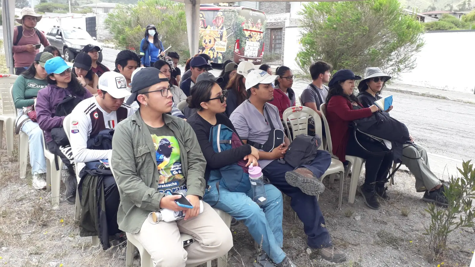 Estudiantes y comunidad participando en una jornada educativa de Fundación Quebradas Vivas en Quito