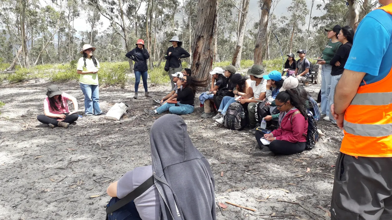Jornada de educación ambiental de Fundación Quebradas Vivas con estudiantes y comunidad en Quito
